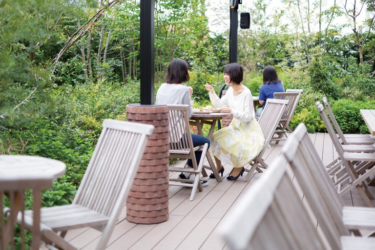 緑が取り囲む。天候や強風時の安全面を考慮し、テラス席の予約は不可。 新宿 ROSEMARY’S TOKYO