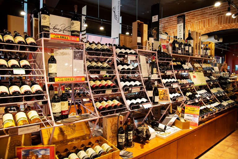 入口近くに、ワイン約300種をはじめ、チーズ、オリーブオイルなどスペイン産の食料品を販売。
