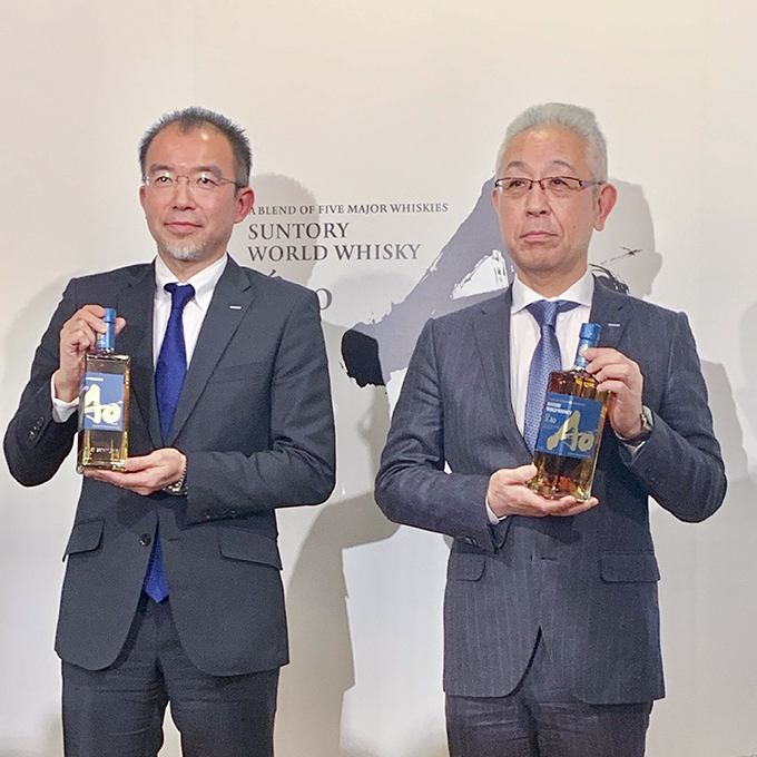 左から、〈サントリー〉ウイスキー事業部長 鳥井憲護さん、5代目チーフブレンダー 福與伸二さん。