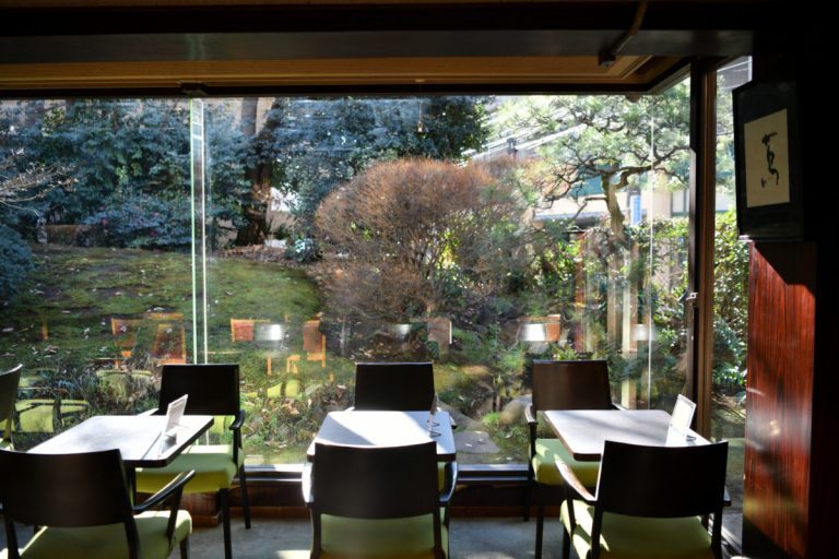 蔦で覆われた建物の中に入ると、美しく手入れされた日本庭園が窓いっぱいに広がる。
