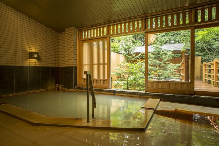 「ラカン産鴨のロースト 秋のフルーツ、サルミソース」など旬を追った美しい品々が並ぶ。 箱根オーベルジュ漣-Ren-