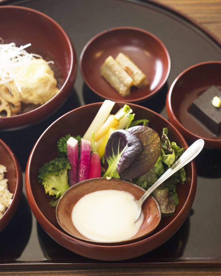有機・無農薬栽培の地元の野菜や豆で作る玄米菜食の夕ごはん。中でも、メイン格は「畑のごちそうサラダ」。豆乳のソースを添えて。 箱根 養生館 はるのひかり