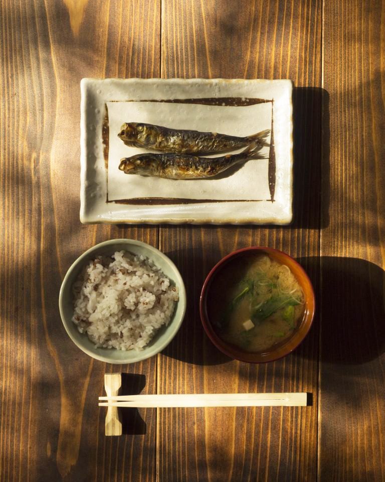 雑穀ごはんと味噌汁、イワシの丸干し。体と心にじわりと染み込む朝ごはんの基本。簡素にして芳醇な滋味。 箱根 養生館 はるのひかり