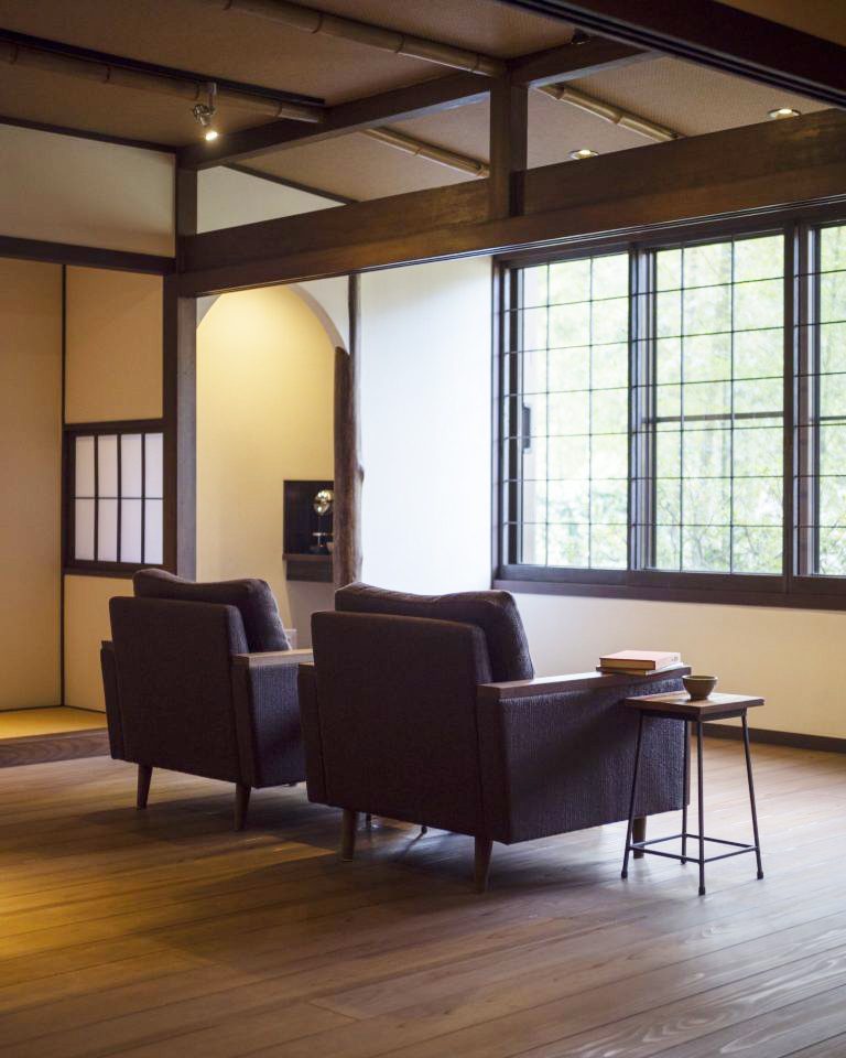 無農薬のお茶やコーヒーが飲める広々とした読書室も完備。 箱根 養生館 はるのひかり