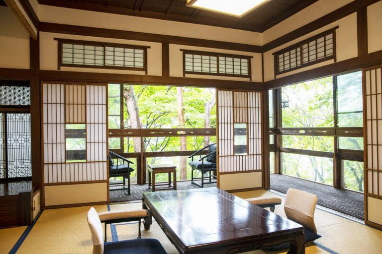 昭和11年に建てられた山荘の客室。欄間や障子の組子模様など桃山様式の粋を凝らした造り。