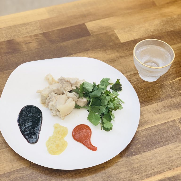 〈ファイブスターカフェ〉「海南(ハイナン)チキン」はコイン4枚。 〈ファイブスターカフェ〉「海南(ハイナン)チキン」はコイン4枚。