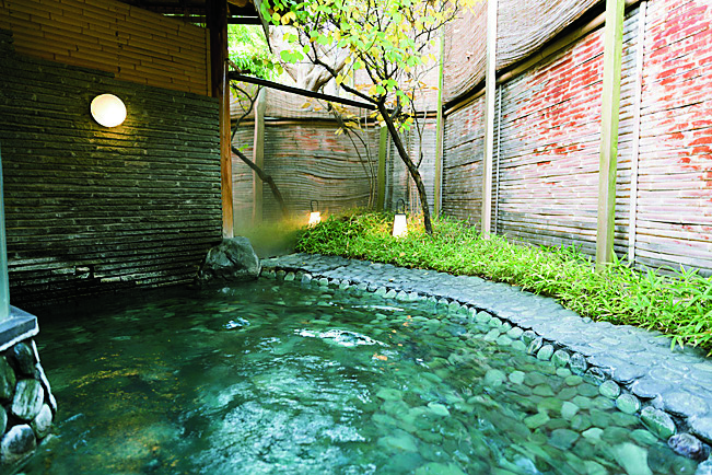 奈良時代に開湯、今も中庭に湧き出す「束間の温湯」が注ぐ。