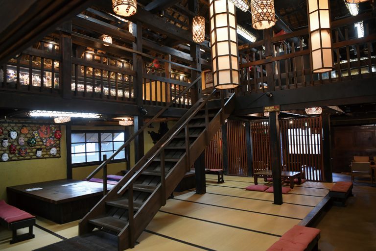 南部曲がり屋「木村家」は山形県から移築したもの。縁結びの「薬師願所」があり、休憩処にもなっている。