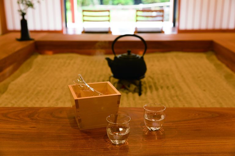 囲炉裏茶の間では、20〜23時は地酒バーに。湯上がりには諏訪地域の地酒を楽しむことができる。 諏訪 萃sui‐諏訪湖
