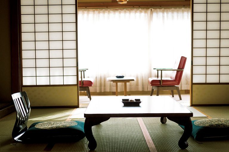 明るい広縁の付いた「斉月楼」の客室。一軒家に見立てられ、広い玄関と靴ぬぎ石まである。 下高井 歴史の宿 金具屋