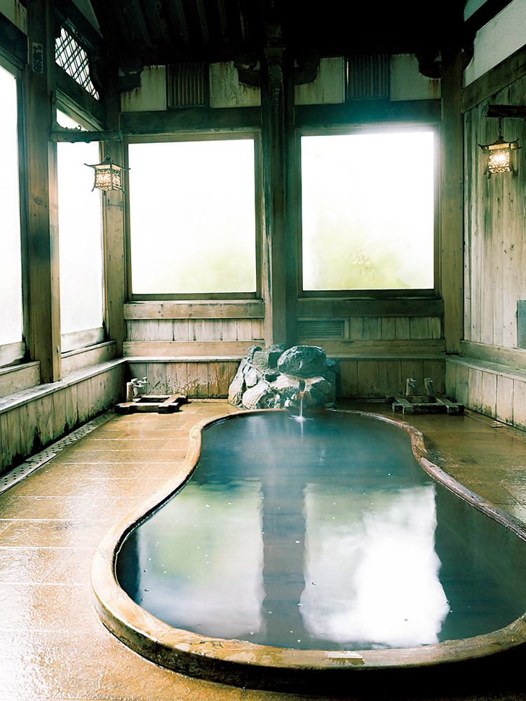 肌ざわりのやさしい湯が注ぐ鎌倉風呂。