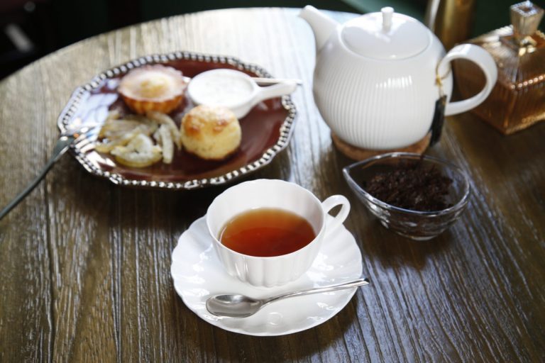 セイロンティーにスコーンなどが付いた英仏同盟アフタヌーンティーセット360元。ほかのお茶に変更する場合は、150元引きでお茶を注文できる。