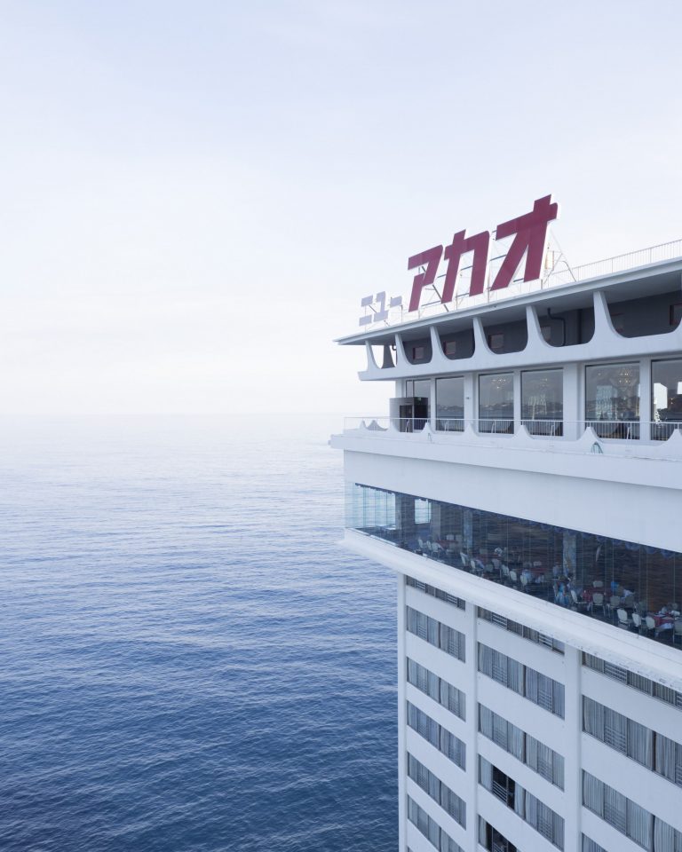 景勝地“錦ヶ浦”の海上にせり出す大胆設計。17階のロビーで宿泊客を迎える趣向も、全室オーシャンビューが自慢のホテルならでは。