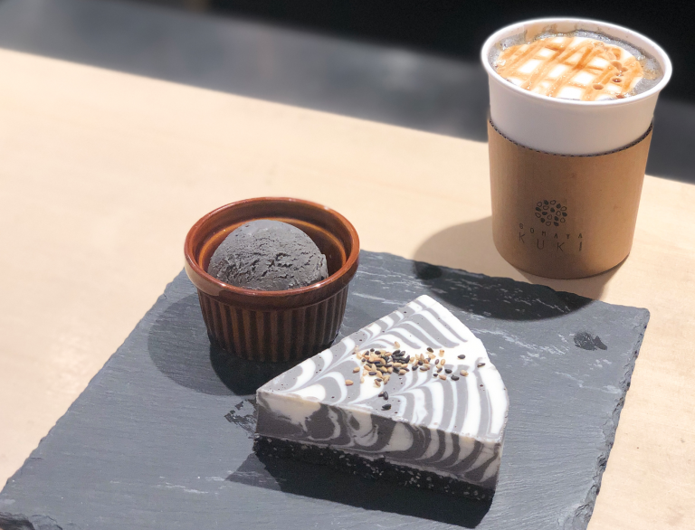 「黒ごまとヘーゼルナッツのマーブルチーズケーキ」800円(税込) ※アイスセット(+200円)「6000粒の黒ごまラテ」550円(税込) 神宮前 GOMAYA KUKI