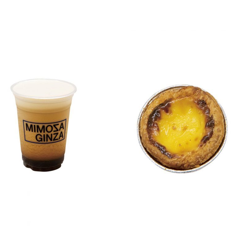 右:「エッグタルト」200円。出来たては特に美味。 左:「チャイニーズシーズナブルフォームティー」550円。プーアール茶ベースのドリンクにふわふわのフォームが。 銀座 MIMOSA GINZA