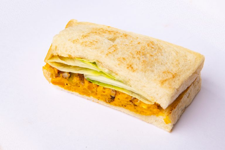 「かぼちゃサラダとベーコンチップ」(280円) 〈こまつやサンドイッチ〉のサンドイッチ各種