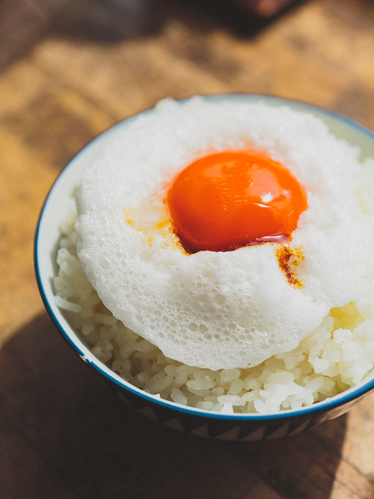 卵、ご飯、味噌汁、漬け物のセットで500円の「卵かけ定食」は朝食のみ。こだわりの甘口醤油も絶妙。