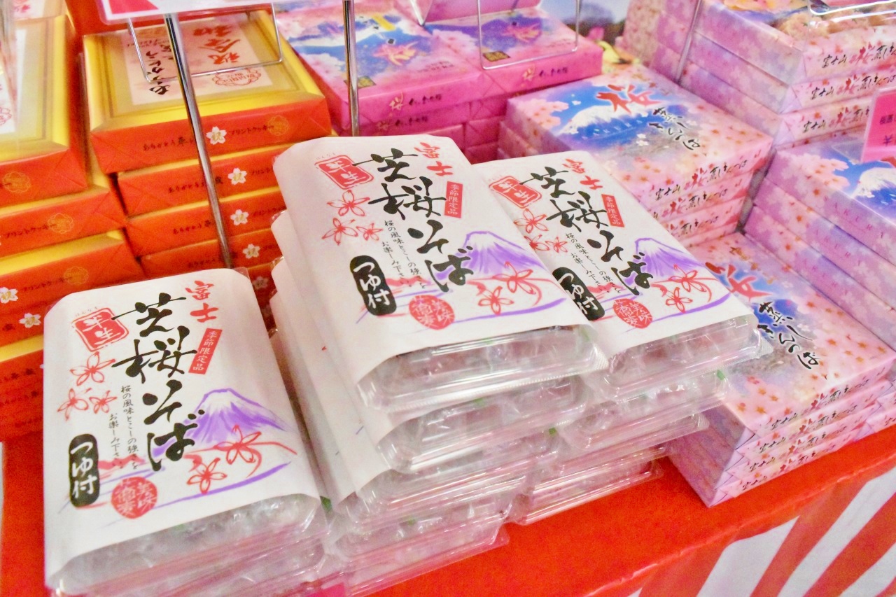 美しいピンク色の「富士 芝桜そば」も毎年人気のお土産。