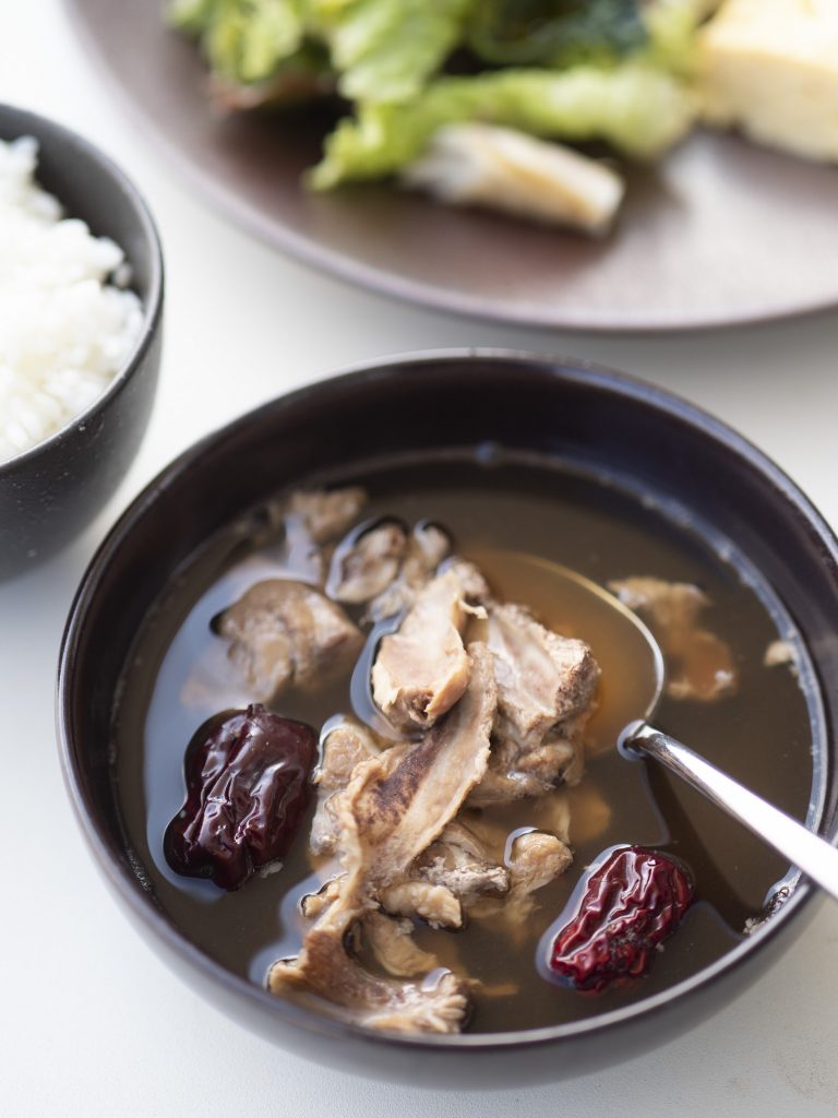朝食は肉骨茶や干物サラダがついたオリエンタル薬膳か洋食の選択。 熱海 〈UMITO VOYAGE ATAMI〉