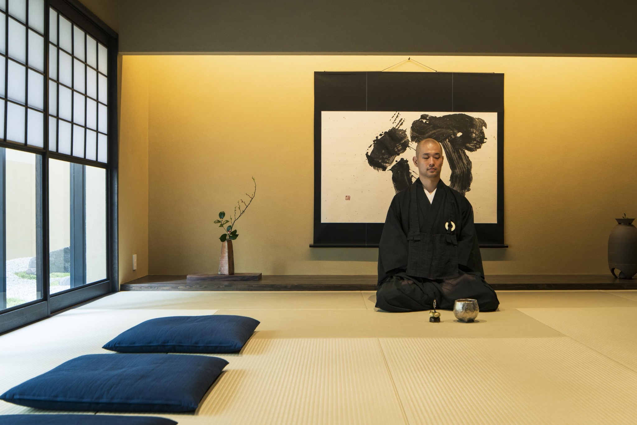 京都最古の禅寺大本山、建仁寺塔頭両足院の副住職伊藤東凌さんが、初めてお寺から出てホテル内で坐禅を行う。日英バイリンガルで行われる禅メディテーションに心が洗われるよう。