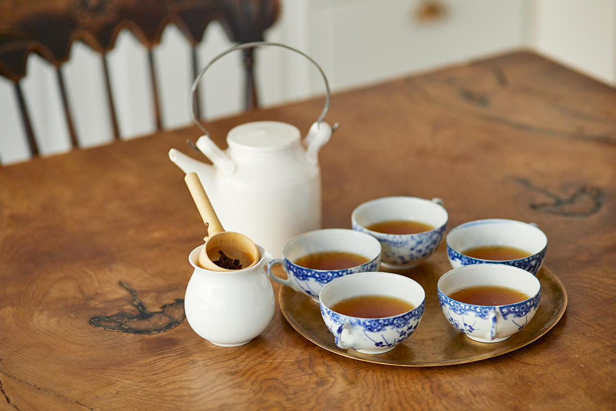 アンティークの絵付けの茶碗は薄くて軽く、熱々のお茶を飲むのにぴったり。お気に入りの白い急須は、写真上が西川聡、下が岡田直人によるもの。