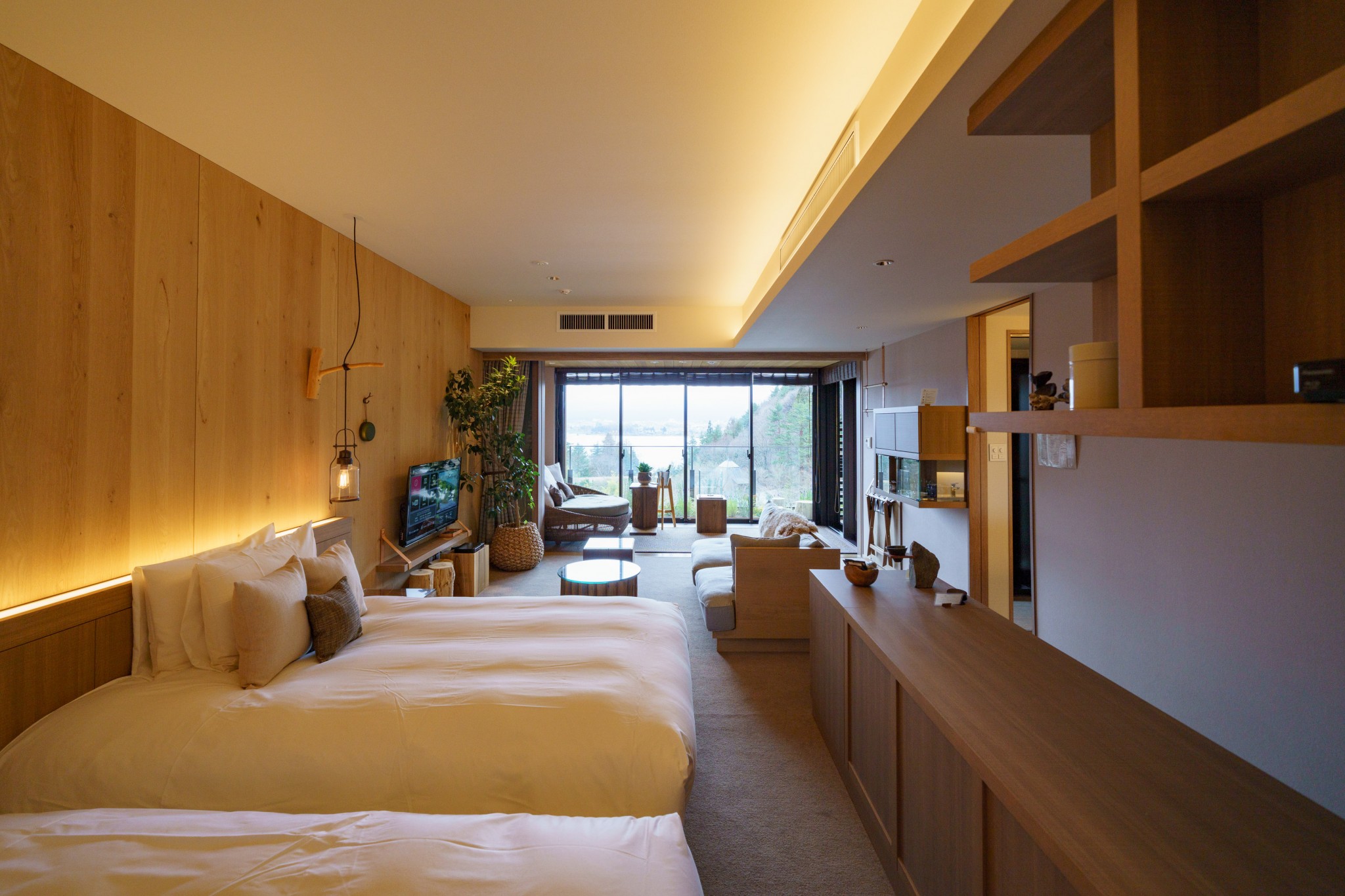 客室は木材を多く使ったインテリア。どの部屋からも富士山と森を眺めることができる。インテリアバルコニーには二酸化炭素を出さないエコな暖炉が。