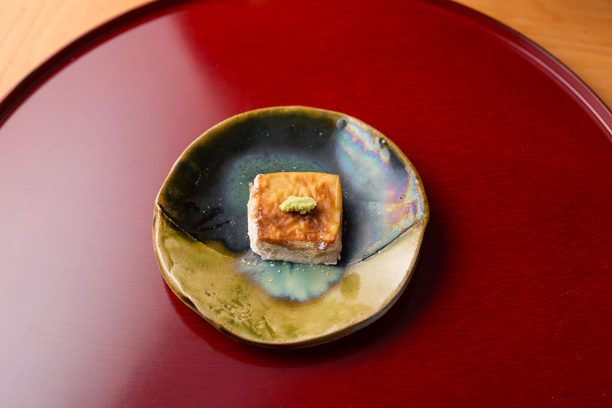 焼き胡麻豆腐。鎌倉〈清水食品〉の豆乳は表面はパリッと中はトロトロ。