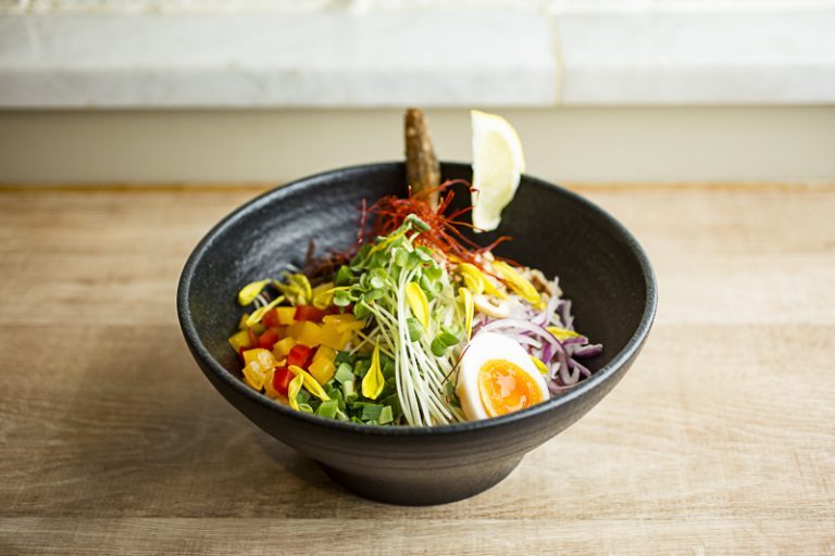 「スパイスまぜそば」900円(税込)基本の辛さは中辛よりやや辛め。辛さ増しは2倍50円~。 「スパイスまぜそば」900円(税込)基本の辛さは中辛よりやや辛め。辛さ増しは2倍50円~。