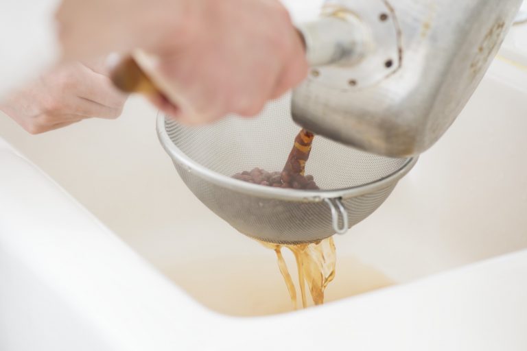 ザルを使って、煮汁を捨てる「渋切り」。
