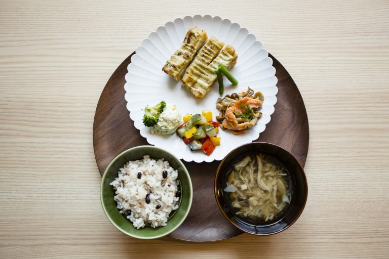 スープとご飯、デリ3つにメインも選べる「一汁三菜セット」980円。