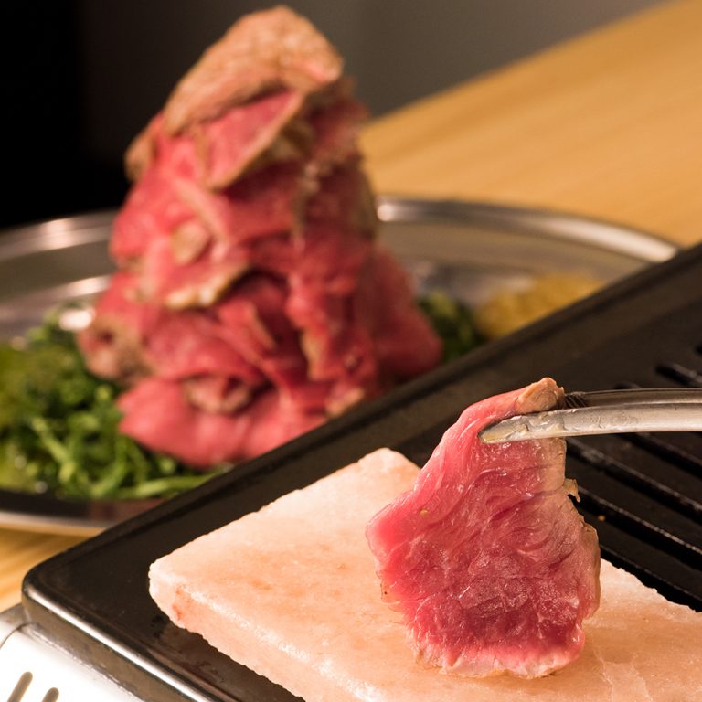 自分たちで塊肉を焼いてからキッチンでスライスしてもらい、岩塩プレートで一枚ずつさっと焼いて食べる。