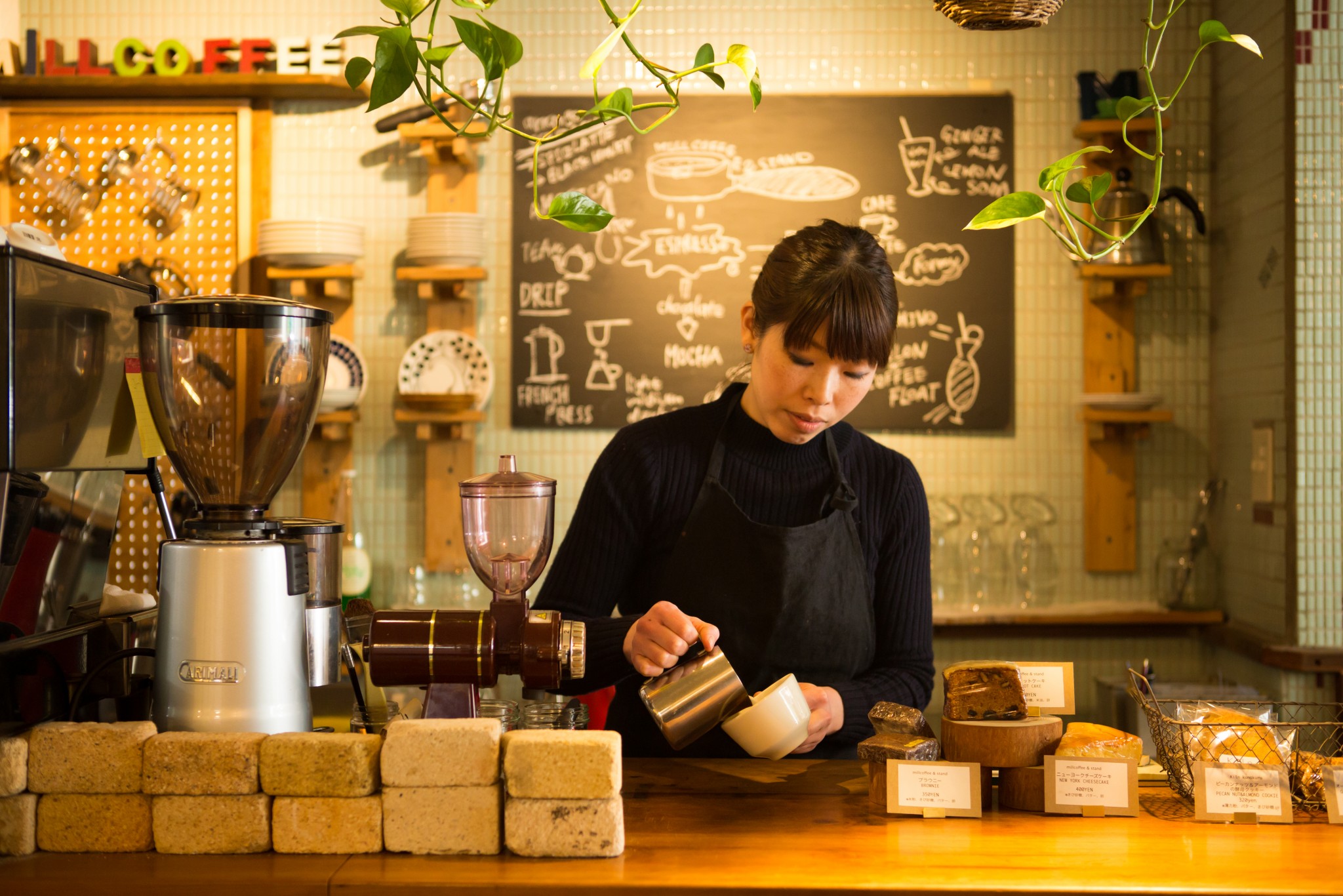 小林由佳／〈ミルコーヒー&スタンド〉オーナー。コーヒーショップやカフェを経て、5年前に開業。