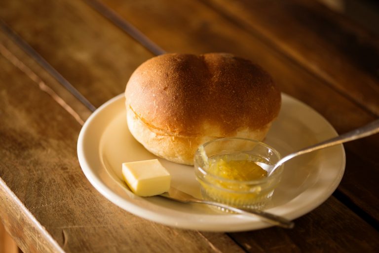 ふっくらほかほかの「丸パンのトースト」400円。〈南町テラス〉の手作りジャムとバターをたっぷりつけて召し上がれ。 696A2395