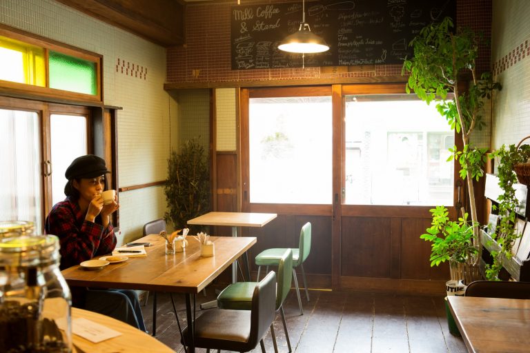 鎌倉 材木座のカフェ Mill Coffee Stand が ローカルに人気の理由とは Magazine Hanako Tokyo