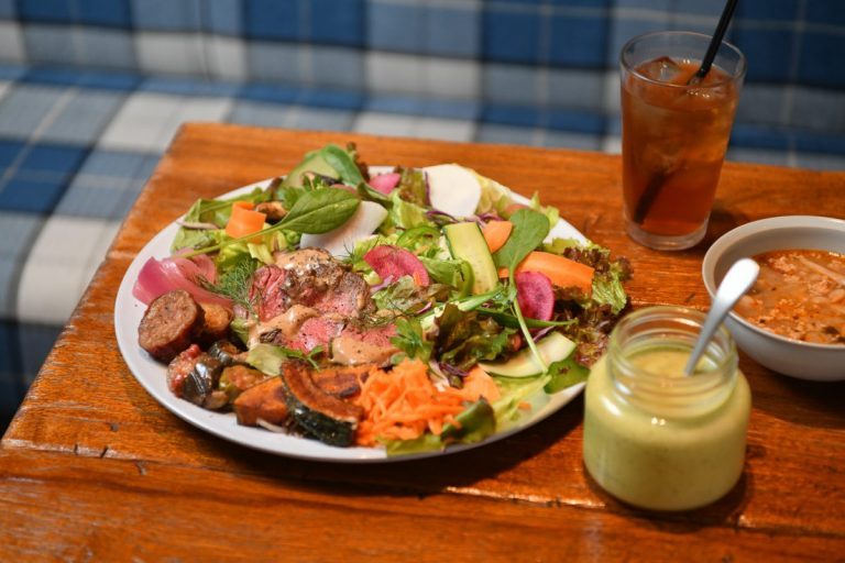 サラダランチ「約15種類のお野菜と牛ハラミ」1,600円(土日祝は1,800円、税込)。スープ、自家製フォカッチャ、コーヒーor紅茶付き。 DSC_4845_atari-768x512