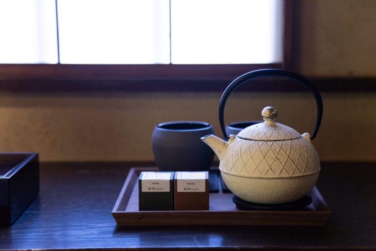 お茶は〈祇園 辻利〉が置かれている。 IMG_2799