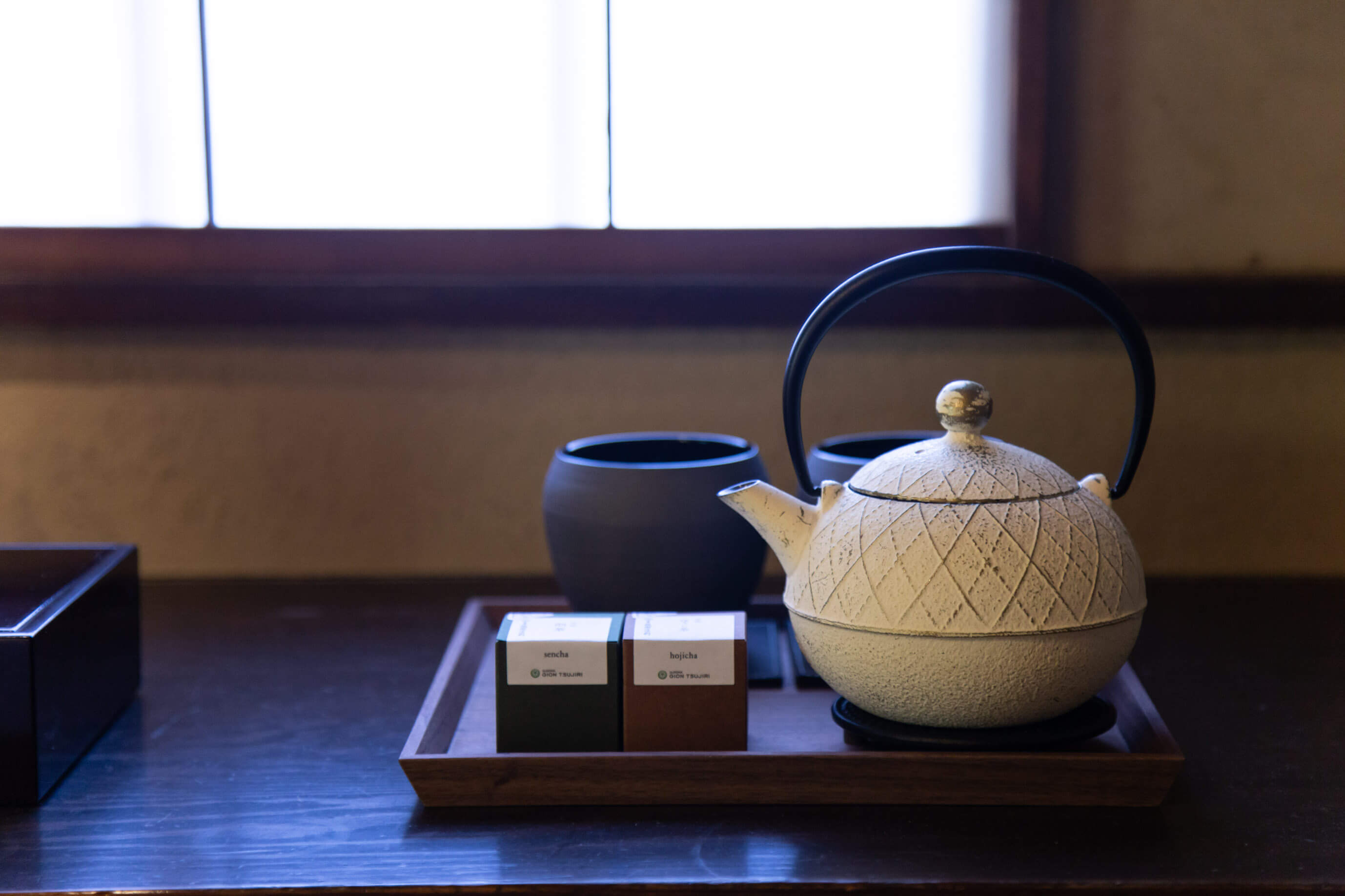 お茶は〈祇園 辻利〉が置かれている。