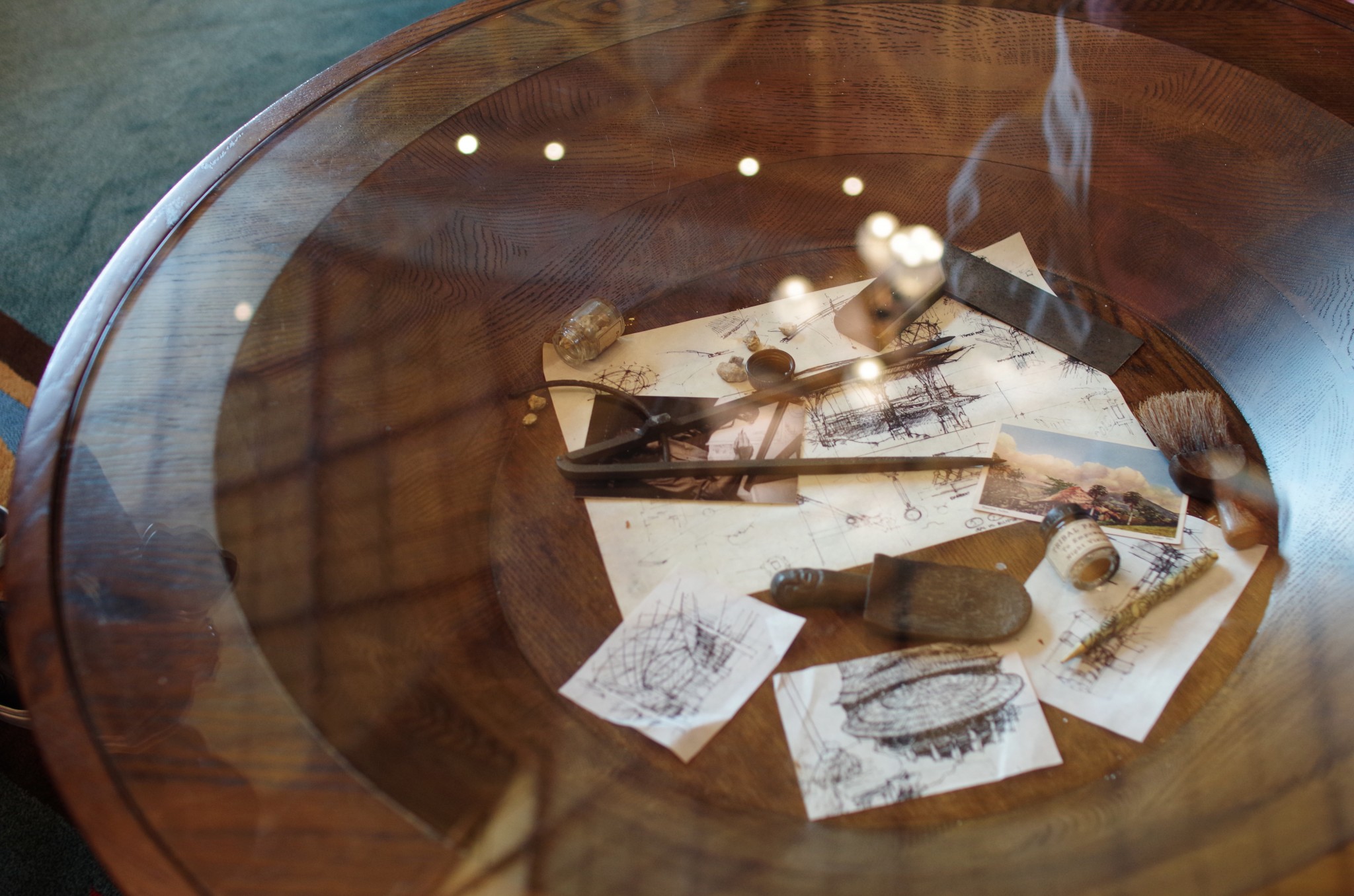 エントランスのテーブルにも「探検」をテーマにデザインしたアイテムが。
