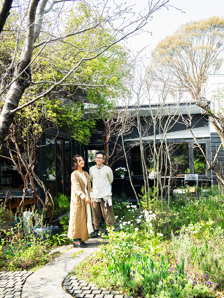 玄関からのアプローチが緑でいっぱいのガーデン風。「東京では切り花でしか見かけないような花も植わっています」と前田さん。