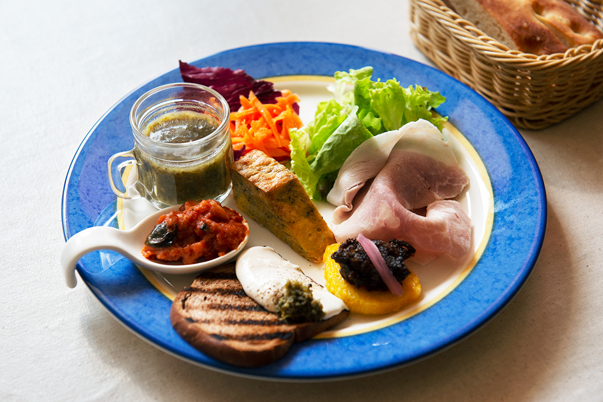 ランチの前菜プレートは、梶川シェフのスペシャリテ、冷燻ハムやフリッタータなど。