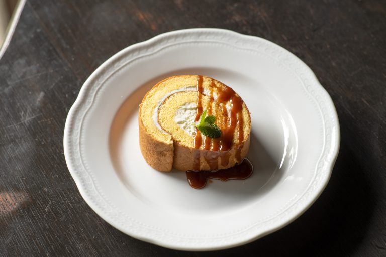 ホワイトチョコレートを巻き込んだ「カステラ生地のロールケーキ」600円。 _DSC8633