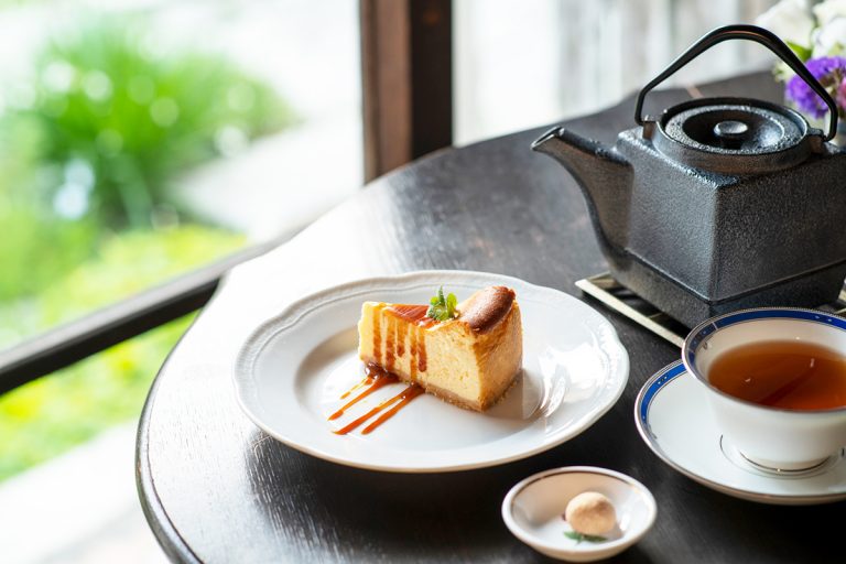 レモンを効かせた「ベイクドチーズケーキ」700円、鉄瓶でサーブされる「アールグレイ」750円。 _DSC8629