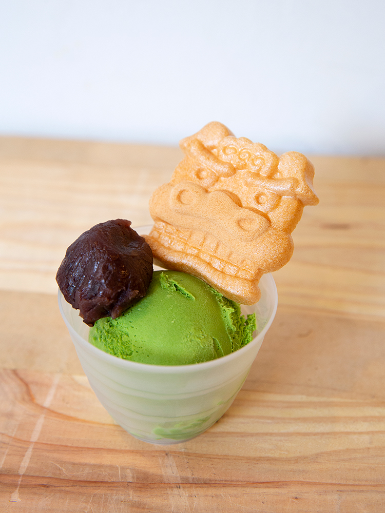 波除神社の獅子最中がかわいい「抹茶アイスクリーム」350円。