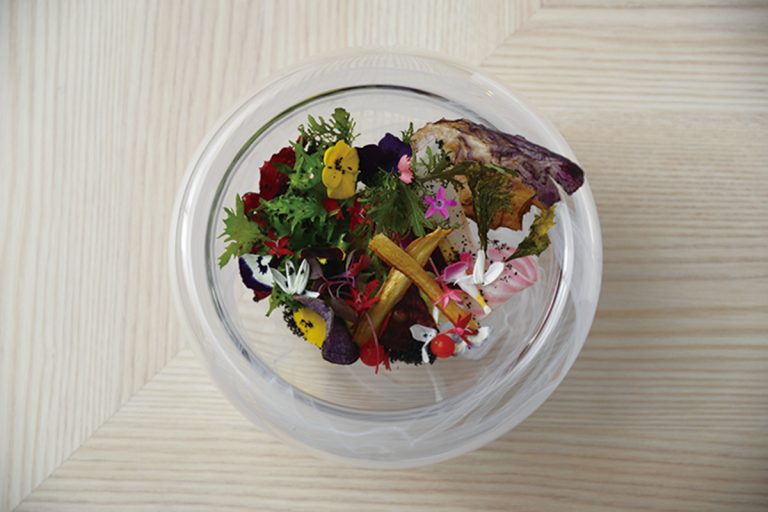 シグネチャー料理「菜園」には自然農法野菜やエディブルフラワーを約30種も使用。野菜の個性に応じて調理法を変えた色鮮やかな一皿。
