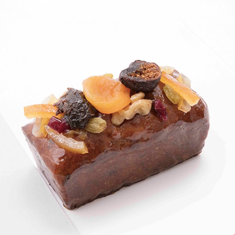 ブランデー風味のケーキに、旨みを凝縮したアプリコット、イチジク、オレンジピール、ナッツなどをあしらっている。愛媛の伊予柑や、さくらんぼピスタチオも。1個1,780円(税込) s_O0A4798_1_atari-768x768