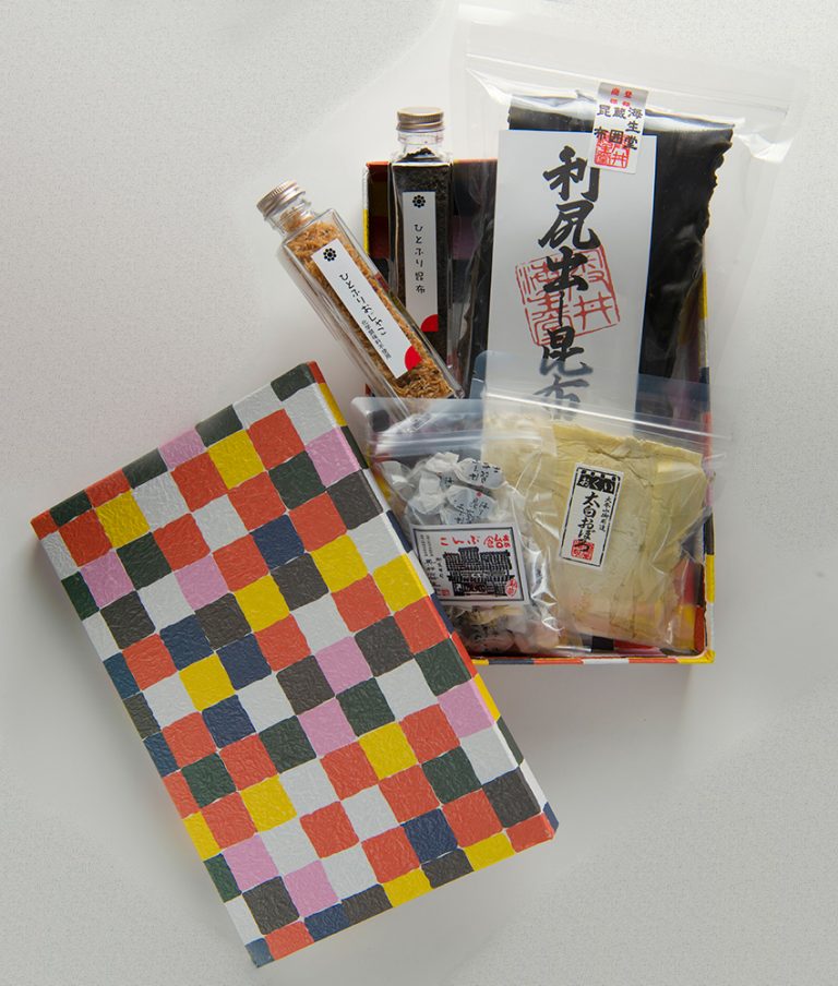 「利尻昆布」2,500円、「おじゃこ瓶」・「昆布瓶」各1,200円、「おぼろ」820円、「こんぶ飴」220円、「和紙箱代」300円 _DSC2945