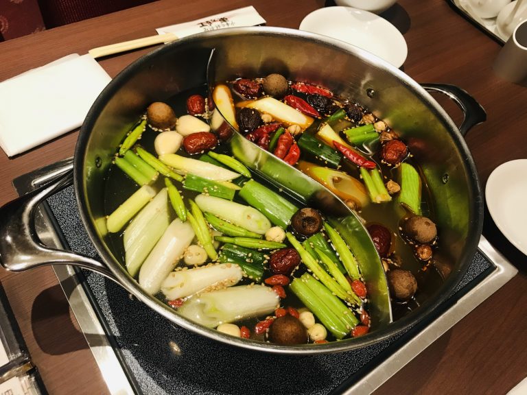 通常は前菜・野菜盛り・お肉盛り・〆・デザートがセットになった「火鍋コース」2,980円〜/1〜2人前。 0A18BA5B-1468-4658-8A71-9AA12D608CE4
