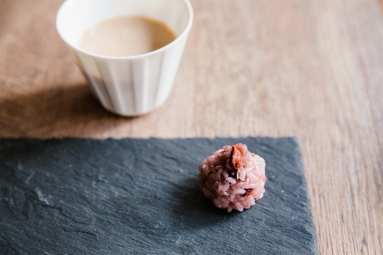 〆はもち米と黒米にあんこを入れたおはぎ風。「ルールコンドラ」を使ったアイスミルクティーはあんこの甘さに負けない濃厚さ。 L0A3158-768x512
