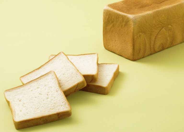 国産小麦「ゆめちから」100％を使った食パン。クラストの薄さも◎1斤290円と普段使いできる価格も素敵。