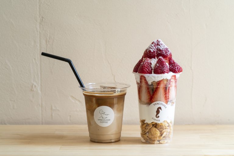「アイスカフェラテ」600円、出来たてのフレンチトーストを入れた「ストロベリーボンボン」900円(ドリンクとセットで50円引き)。果物は季節で変化。 _DSC8564